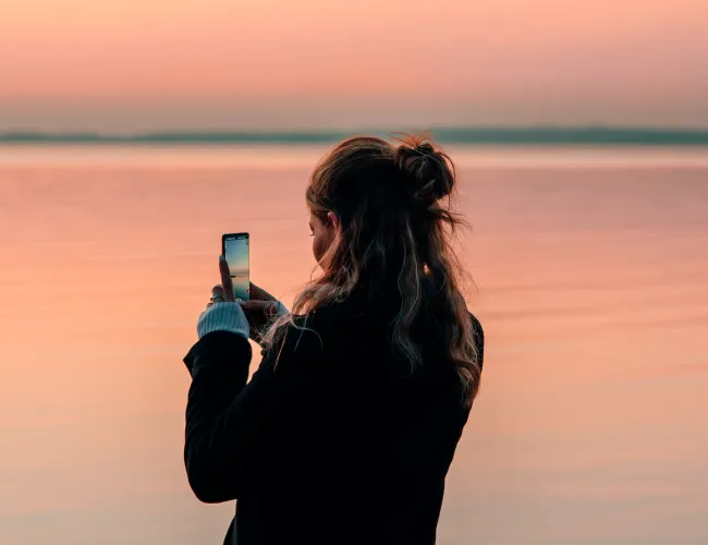 Emelie fotar i Stora Rör