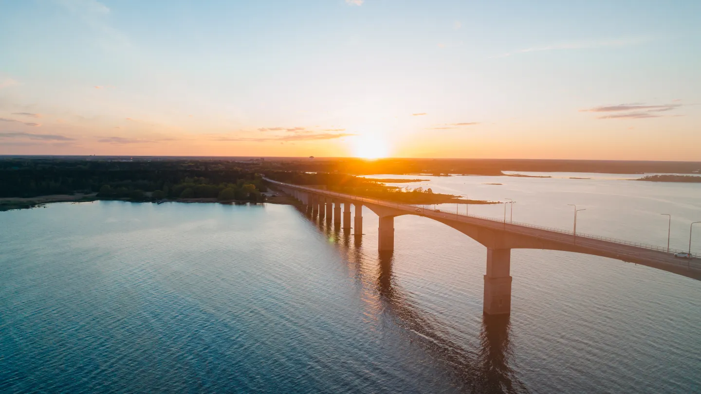 Ölandsbron i solnedgång en vinterdag